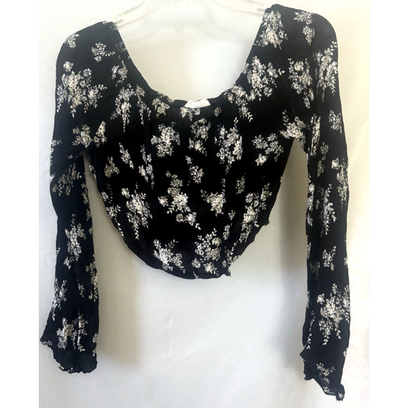 Full Tilt Bell Sleeve Black Top White Flowers Women’s Crop Size L - Picture 2 of 8
